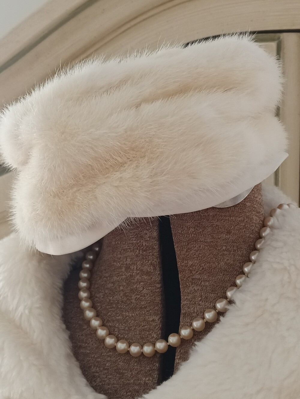 ADORABLE VINTAGE "LORA" FUR HAT IN MINT VTG CONDITION!